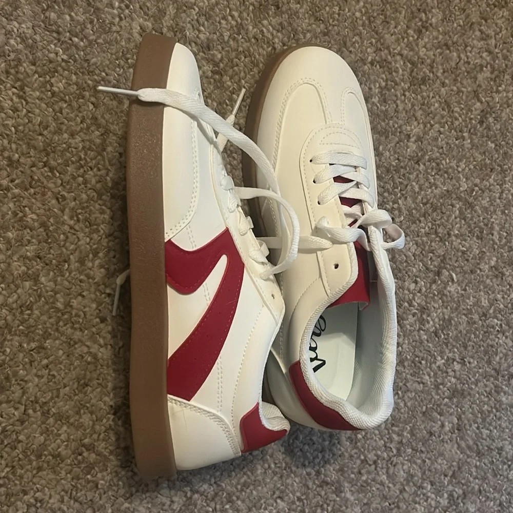 Very G sneaker, size 8.5, brand new - Picture 1 of 3